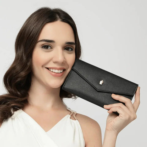 Why a Small Leather Wallet Is the Smart Choice for the Modern Woman - FountainEarth
